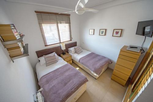sypialnia z 2 łóżkami i oknem w obiekcie Casa La Torre w mieście Roldán
