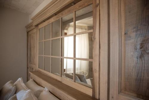 a wooden cabinet with a window in a room at Villa Galatea in San Vincenzo