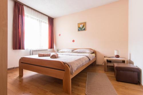 1 dormitorio con cama y ventana grande en Guest House Kevser, en Sarajevo