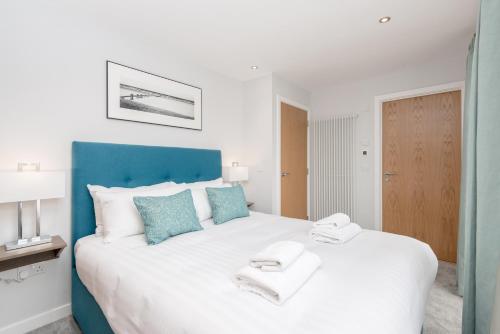 Letto o letti in una camera di Destiny Scotland - Royal Mile Residence