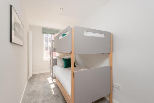 Letto o letti in una camera di Destiny Scotland - Royal Mile Residence