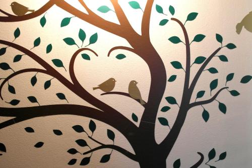 a couple of birds in a tree wall art at B&B Villa Elisa in Motta di Livenza