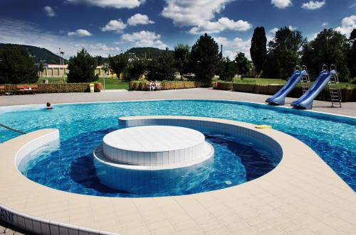una piscina con un tobogán en el medio en Aqua Hotel en Děčín