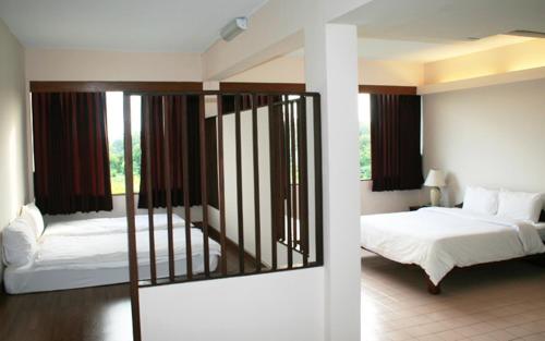 Katil atau katil-katil dalam bilik di Mae Pim Resort Hotel