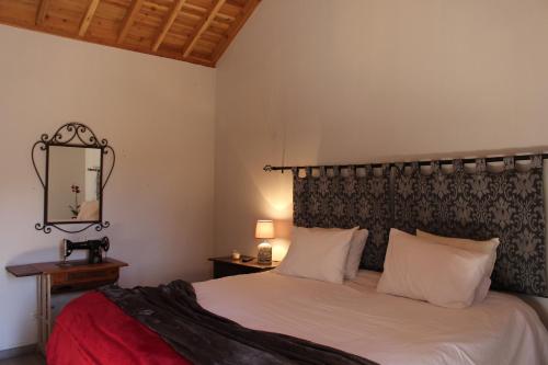 En eller flere senge i et værelse på Adega Fraga