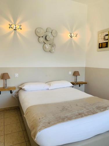 - une chambre avec un lit et deux lumières sur le mur dans l'établissement Casa Sant'Antone, à Santa-Reparata-di-Balagna
