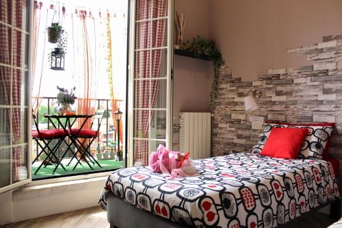 ローマにあるTerrazza 29 Holiday Homeのベッドルーム1室(ピンクのぬいぐるみが入ったベッド1台付)