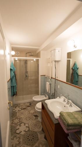 a bathroom with a sink and a toilet and a shower at Villa Klaudia - charming house in San Giorgio a Cremano