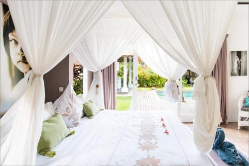 Giường trong phòng chung tại Villa Bliss a paradise of three independent Villas