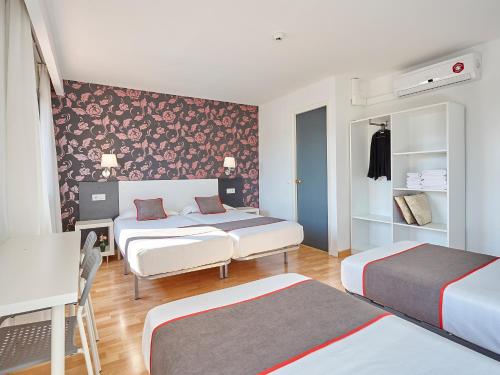 Postel nebo postele na pokoji v ubytování Hostal Mas Ferrer