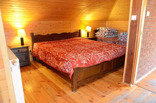 Säng eller sängar i ett rum på Świerkowe Wzgórze