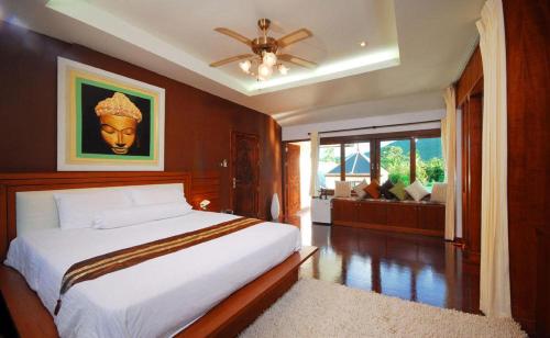 チャウエンにあるParadise Samui Villa - Villa 1のベッドルーム1室(ベッド1台、シーリングファン付)