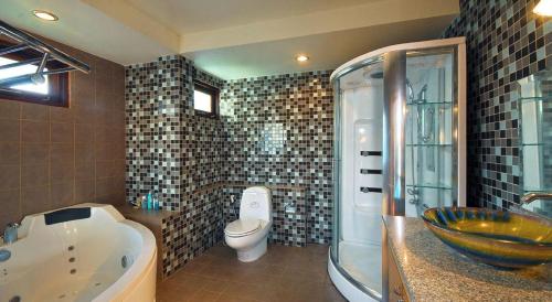 La salle de bains est pourvue d'une baignoire, d'un lavabo et de toilettes. dans l'établissement Paradise Samui Villa - Villa 1, à Chaweng