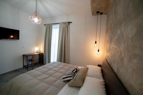 A bed or beds in a room at Anna & Alfredo bed and breakfast