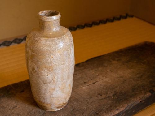 a brown vase sitting on top of a table at Nagominoyado Hanagokoro - Reopening in Mar 2024 in Hakone