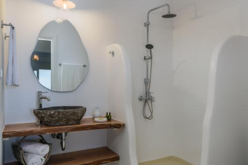 Koupelna v ubytování Heavenly Milos suites