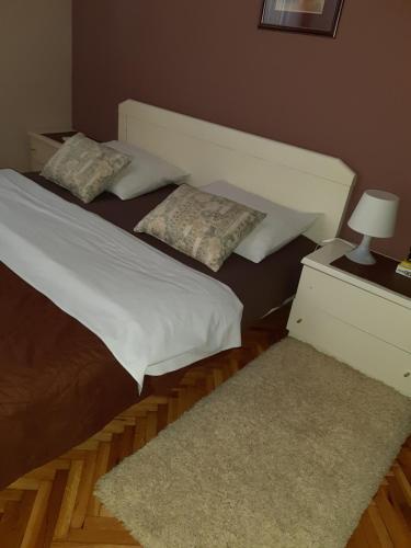 سرير أو أسرّة في غرفة في Apartments Ant