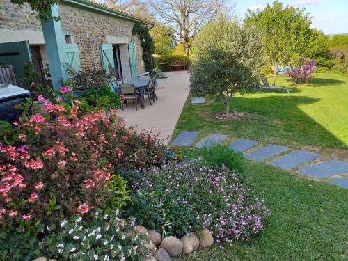 a garden with flowers and a pathway in front of a house at le gite du CASTELBOSC in Hagedet