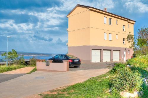 a car parked in front of a building at Bayview Apartment in Selce