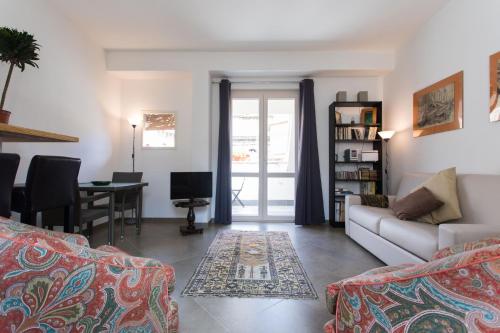 ein Wohnzimmer mit einem Sofa und einem Tisch in der Unterkunft Overseas - Appartamento Attico - Palazzo San Matteo in Palermo