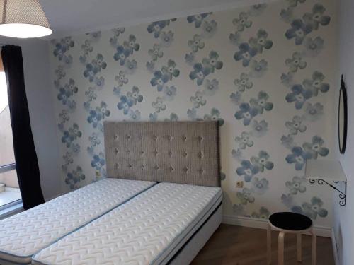 ein Schlafzimmer mit einem Bett mit blauen und grauen Ballons an der Wand in der Unterkunft South Beach Apartments in Obsor