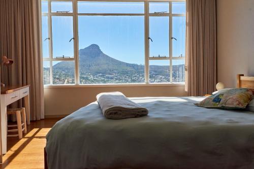 sypialnia z łóżkiem i widokiem na góry w obiekcie Breathtaking views, brand new renovated apartment w Kapsztadzie