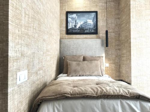 a bedroom with a bed with a picture on the wall at BRAKKO 45 in Naples
