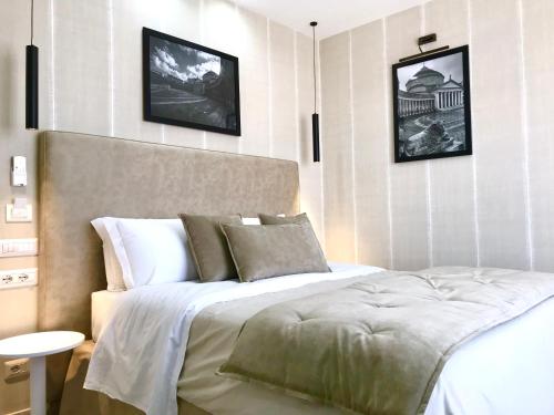 a bedroom with a bed and a tv on the wall at BRAKKO 45 in Naples