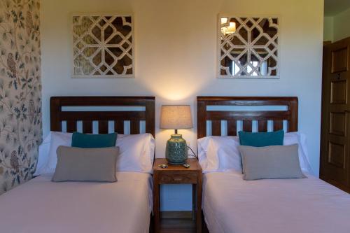 two beds sitting next to each other in a bedroom at Casa Rural as Bentinas in Milladoiro