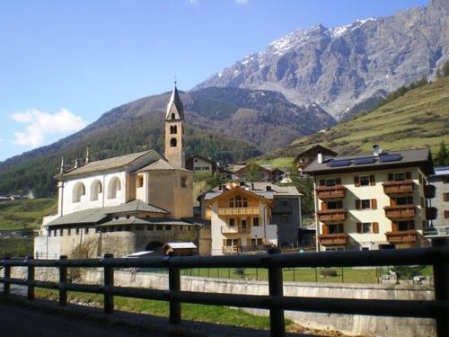 a small town with a church and a mountain at Casa Zebrusius - Zebrusius's App in Valfurva