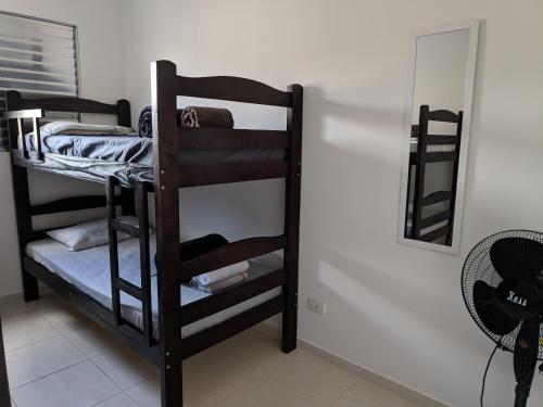 Katil dua tingkat atau katil-katil dua tingkat dalam bilik di Antonia Haddad