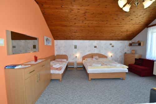 Un pat sau paturi într-o cameră la Ubytovanie Dagmar