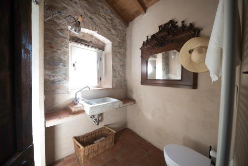 A bathroom at Casale Amati Country House