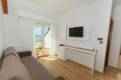 TV a/nebo společenská místnost v ubytování Hotel Spa Nanin Playa