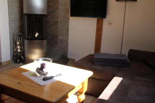 a living room with a coffee table and a fireplace at Meine Fischerhütte in Börgerende-Rethwisch