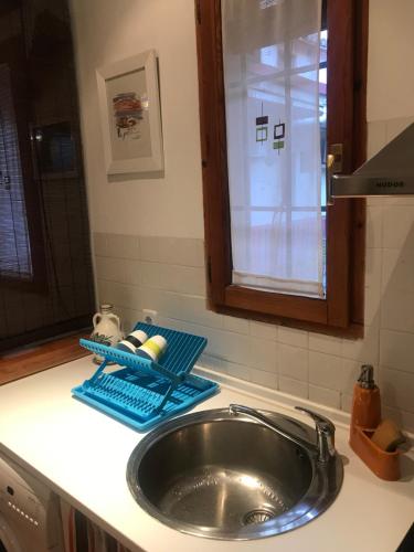 a kitchen counter with a sink and a window at Apartamento en Corrala in Madrid