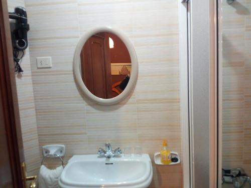 uma casa de banho com um lavatório e um espelho em Hostal O Pincho em Ponte Do Porto