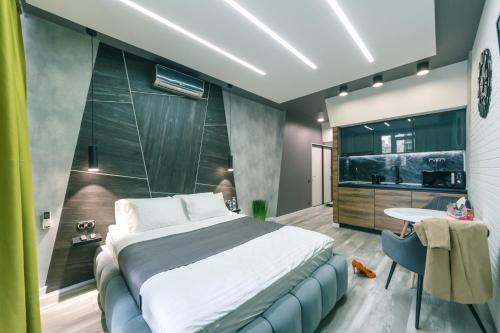 una camera con un grande letto e un tavolo di Luxury Apartments a Kiev