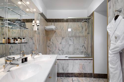 une salle de bain avec un lavabo et une douche dans l'établissement Château De Beauvois - La Maison Younan, à Saint-Étienne-de-Chigny