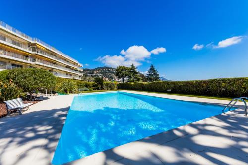 une piscine devant un immeuble dans l'établissement LE CALIFORNIA - Villefranche-sur-Mer, à Villefranche-sur-Mer