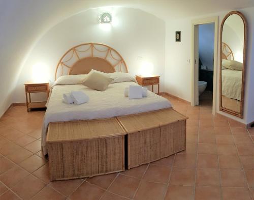 - une chambre avec un grand lit et un miroir dans l'établissement La Casa Dei Venti, à Amalfi