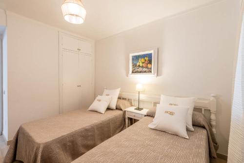 Säng eller sängar i ett rum på Apartamentos Ros