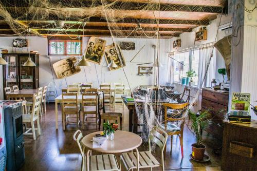 een restaurant met tafels en stoelen in een kamer bij Le casette sul lago in Ronciglione