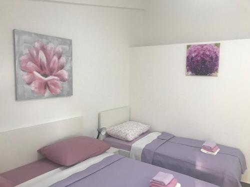 Habitación con 2 camas y una pintura en la pared. en Apartman Veronika en Starigrad-Paklenica