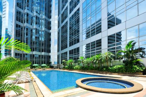 uma piscina em frente a um edifício alto em Harbour Plaza North Point em Hong Kong
