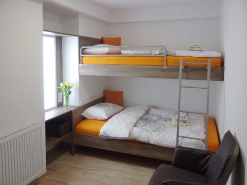 Katil dua tingkat atau katil-katil dua tingkat dalam bilik di Apartments ViTa