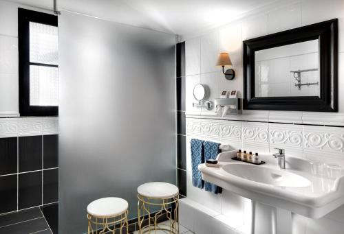 Ванная комната в Hôtel Saint-Martin - La Maison Younan
