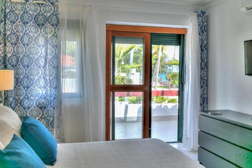 Postel nebo postele na pokoji v ubytování Feel the ocean breeze from this alluring beachfront apartment - D302