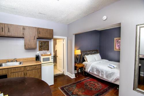 uma cozinha com uma cama e um lavatório num quarto em Rathbone Mansions New Orleans em Nova Orleães