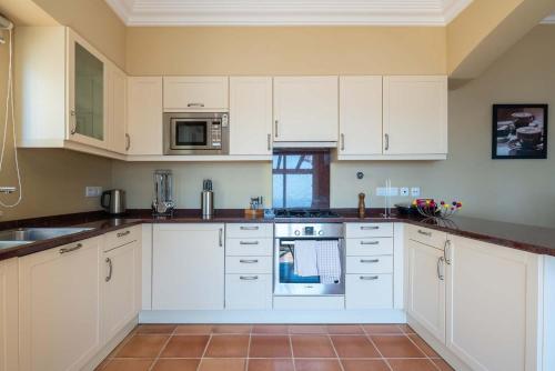 Dapur atau dapur kecil di Balancal Apartments and Villas Palheiro Village
